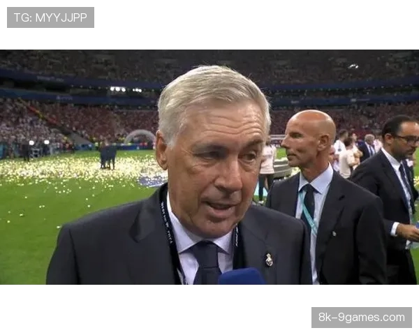 镜头语言：安切洛蒂在场边手势指挥巴尔韦德前插参与反击