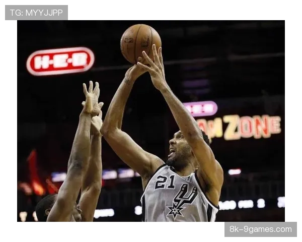 爵士不敌马刺，赛后更衣室讨论聚焦于第三节区域防守的几次漏人